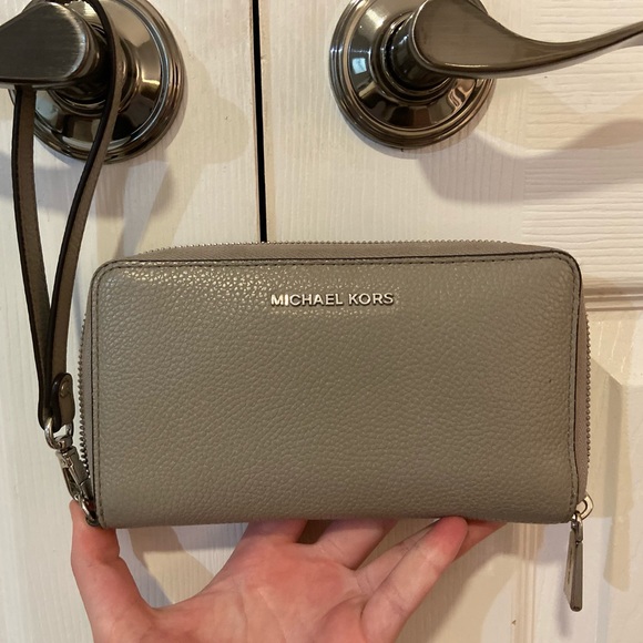 Michael Kors Wristlet - Picture 1 of 5